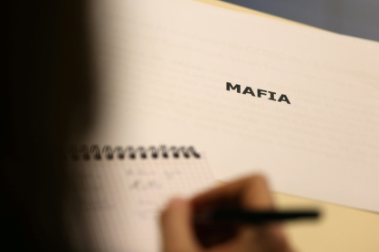 Un journaliste prend des notes au cours de la présentation d'un parcours pédagogique inédit de sensibilisation de collégiens aux pratiques mafieuses, à Ajaccio, le 16 décembre 2025 - Pascal POCHARD-CASABIANCA (AFP)