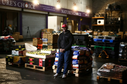Leandro Cristovao, employé angolais à l'entrepôt de Nature Choice au marché de Coven Market a Londres, le 11 novembre 2025 - HENRY NICHOLLS (AFP)