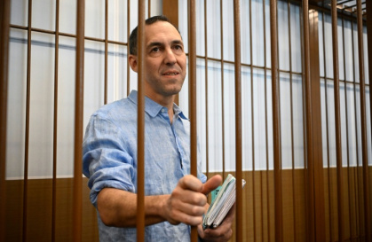 Le chercheur français Laurent Vinatier, dans la cage des accusés lors d'une audience au tribunal à Moscou, le 16 septembre 2024 - Alexander NEMENOV (AFP)