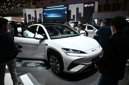 Une BYD Seal, berline électrique sportive chinoise, lors du Salon de la mobilité au Japon, à Tokyo, le 31 octobre 2025 - GREG BAKER (AFP)