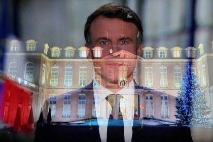 Emmanuel Macron apparaît à l’écran pour prononcer son allocution télévisée du Nouvel An à la nation depuis le palais de l’Élysée, à Paris, le 31 décembre 2024 - Kiran RIDLEY (AFP)