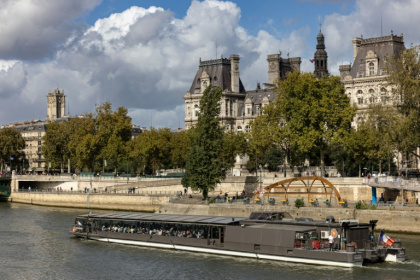 Un bateau mouche qui navigue sur la Seine, passe devant l'Hôtel de Ville de Paris, le 5 octobre 2025 - JOEL SAGET (AFP)
