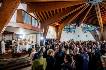 Messe à Crans-Montana en mémoire des victimes de l'incendie dans un bar de cette station de ski suisse qui a fait 40 morts et 119 blessés, le 4 janvier 2026 - MAXIME SCHMID (AFP)