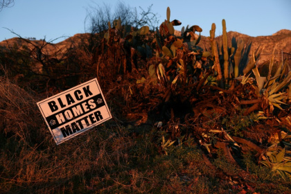 Un panneau "Black Homes Matter" ("Les maisons des Noirs comptent"), planté sur un terrain vacant à Altadena, le 29 décembre 2025 - Patrick T. Fallon (AFP)