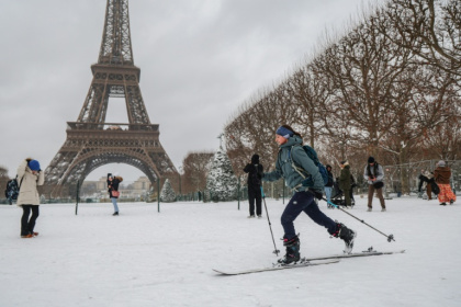Un skieur sur le champ de Mars, face à la tour Eiffel, à Paris le 7 janvier 2026 - Bertrand GUAY (AFP)