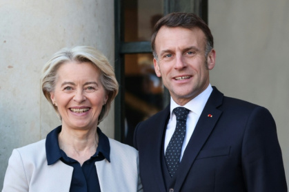 La présidente de la Commission européenne Ursula von Leyen et le président français Emmanuel Macron, à l'Elysée à Paris, le 6 janvier 2026 - Damien MEYER (AFP)