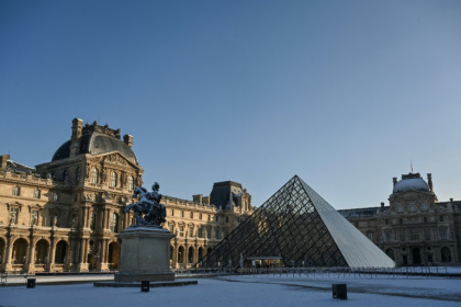 Le musée du Louvre et la pyramide conçue par l'architecte sino-américain Ieoh Ming Pei, le 6 janvier 2026 à Paris - Christophe DELATTRE (AFP)