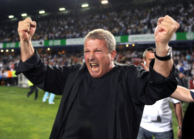 Rolland Courbis, coach de Montpellier, exulte après la victoire de son équipe face à Strasbourg, qui valide la montée du club en Ligue 1 lors de la 38e journée de L2 le 29 mai 2009 à Montpellier - Pascal GUYOT (AFP)