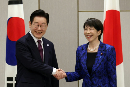 Le président sud-coréen Lee Jae Myung et la Première ministre japonaise Sanae Takaichi lors d'une rencontre à Nara, au Japon, le 13 janvier 2026 - Issei Kato (AFP)