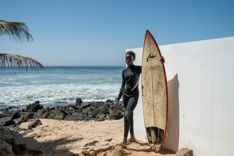 Dans un village sénégalais, le surf pour inciter les filles à retourner à l'école
