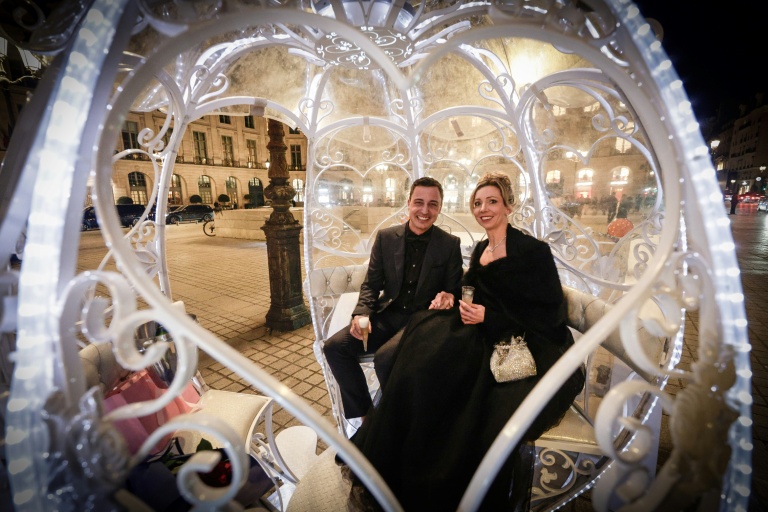 Carrosses, hélicoptères et violonistes : la demande en mariage se met en scène à Paris