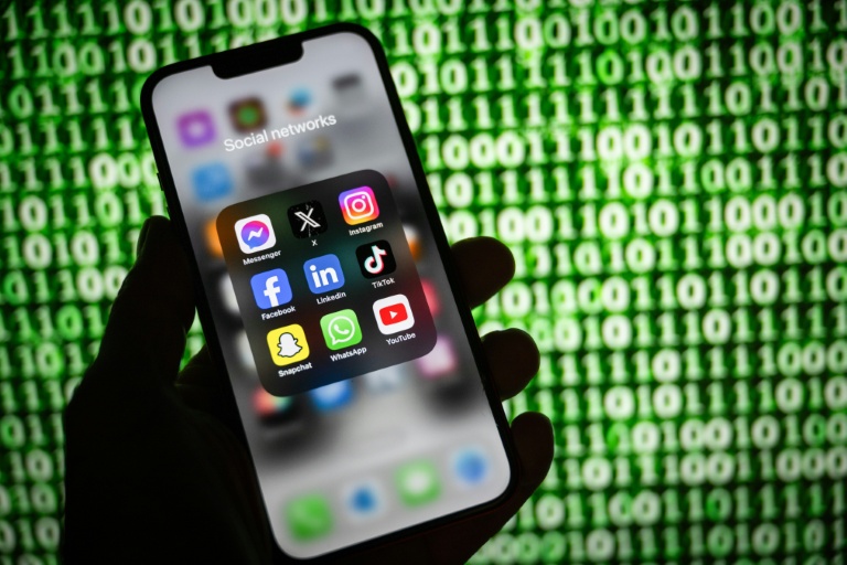 Les 11-14 ans passent presque 2 heures par jour sur les réseaux sociaux et messageries, selon Médiamétrie