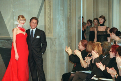 Claudia Schiffer et Valentino applaudis à l'issue du défilé du couturier, le 18 janvier 1997 à Paris, dans le cadre des collections de haute-couture printemps/été 1998. - DAMIEN MEYER (AFP)