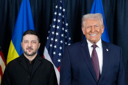 Les présidents ukrainien Volodymyr Zelensky et américain Donald Trump, le 22 janvier 2026 au Forum économique mondial de Davos, en Suisse - Alexander KAZAKOV (AFP)