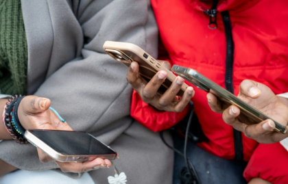 Des lycéens regardent leurs téléphones avant la classe au Lycée Jean Mermoz de Montsoult (Val d'Oise), le 14 janvier 2026 - BERTRAND GUAY (AFP)