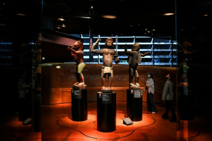 Les statues des Œuvres des trésors royaux d'Abomey exposées puis restituées au Bénin, au Musée du quai Branly à Paris le 10 septembre 2021 - Christophe ARCHAMBAULT (AFP)