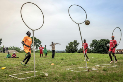 Entraînement de "Quidditch", le sport de Harry Potter, renommé "quadball", à Katwadde, en Ouganda, le 8 janvier 2026 - Luis TATO (AFP)