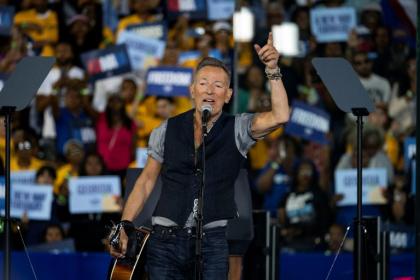 Le chanteur américain Bruce Springsteen lors d’un événement de campagne pour la candidate démocrate à la présidentielle Kamala Harris, à Clarkston (Etats-Unis) le 24 octobre 2024 - CHRISTIAN MONTERROSA (AFP)