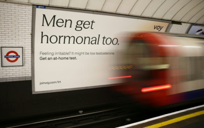 Une publicité dans le métro de Londres incite les hommes à tester leur niveau de testostérone, le 4 janvier 2026 - Henry NICHOLLS (AFP)