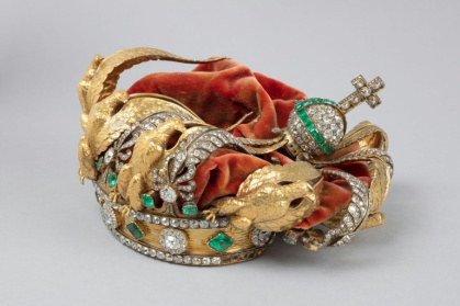 Photo diffusée le 4 février 2026 de la couronne endommagée de l'impératrice Eugénie, abandonnée par les malfaiteurs dans leur fuite lors du cambriolage de la galerie Apollon du musée du Louvre, le 19 octobre 2025 à Paris - Thomas Clot (AFP)