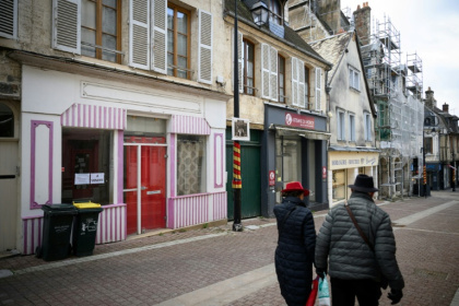 Des piétons passent devant un magasin fermé à Bourges, le 9 janvier 2026 dans le Cher - Jean-Philippe CHOGNOT, Valentina BRESCHI (AFP)