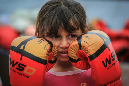 Une jeune Palestinienne pendant un entraînement de boxe, à Khan Younès, dans le sud de la bande de Gaza, le 9 février 2026 - BASHAR TALEB (AFP)