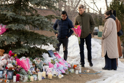 Des Canadiens amènent des fleurs à Tumbler Ridge, Canada, le 12 février 2026 - Paige Taylor White (AFP)