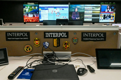 Des écrans dans les locaux d'Interpol à Singapour, le 29 janvier 2026 - Roslan RAHMAN (AFP)