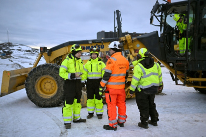 Kim Heilmann, professeur à l'Ecole des minéraux et du pétrole du Groenland donne des instructions à des étudiants qui s'apprêtent à s'entraîner à opérer des engins lourds, le 2 février 2026 à Sisimiut - Ina FASSBENDER (AFP)