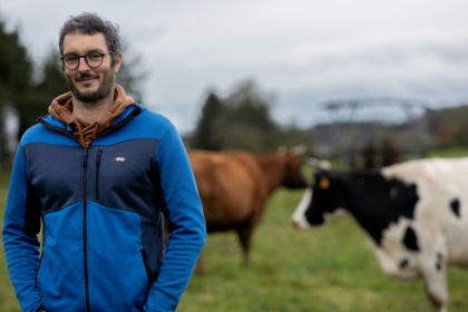 Fabien Pommier, un éleveur bovin breton, le 13 février 2026 à Riec-sur-Bélon, dans le Finistère - Fred TANNEAU (AFP)