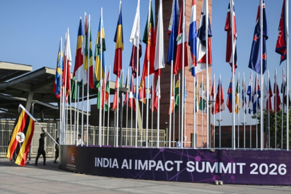 Installation des drapeaux des pays participants à la veille du "Sommet indien sur l'impact de l'IA" au Bharat Mandapam de New Delhi, le 15 février 2026 en Inde - Arun SANKAR (AFP)