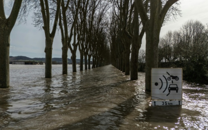 Une route inondée à Tonneins, dans le département du Lot-et-Garonne, le 18 février 2026 - Ed JONES (AFP)