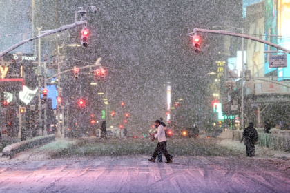 Chute de neige sur Times Square à New York le 22 février 2026 - CHARLY TRIBALLEAU (AFP)