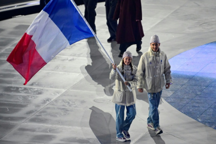 La biathlète Lou Jeanmonnot et le fondeur Mathis Desloges lors de la parade des athlètes lors de la cérémonie de clôture des Jeux de Milan Cortina me 22 février 2026 dans les Arènes de Vérone - PIERO CRUCIATTI (AFP)