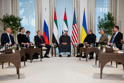 Délégations américain, russe et ukrainienne à Abou Dhabi, le 23 janvier 2026 - Iryna Rybakova (AFP)