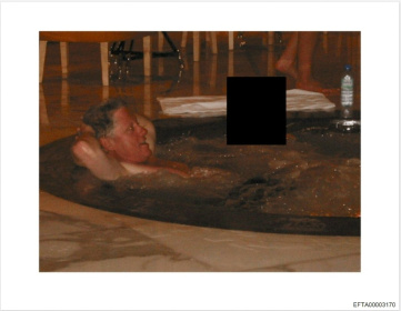 Photo rendue publique le 19 décembre 2025 par le ministère de la Justice américain dans le cadre du dossier Epstein, montrant l'ancien président Bill Clinton au côté d'une personne dont le visage est caché. - Handout (AFP)