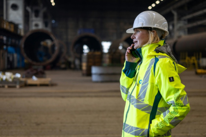 Agnieszka Pyrzanowska, une porte-parole du Groupe industriel polonais Baltic, le 6 mars 2026 dans les chantiers navals de Gdansk - Wojtek RADWANSKI (AFP)