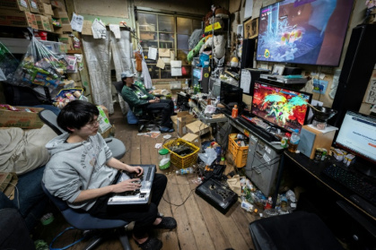 Des étudiants résidents du Foyer Yoshida de l'Université de Kyoto jouent à des jeux vidéo, le 3 février 2026 au Japon - Yuichi YAMAZAKI (AFP)