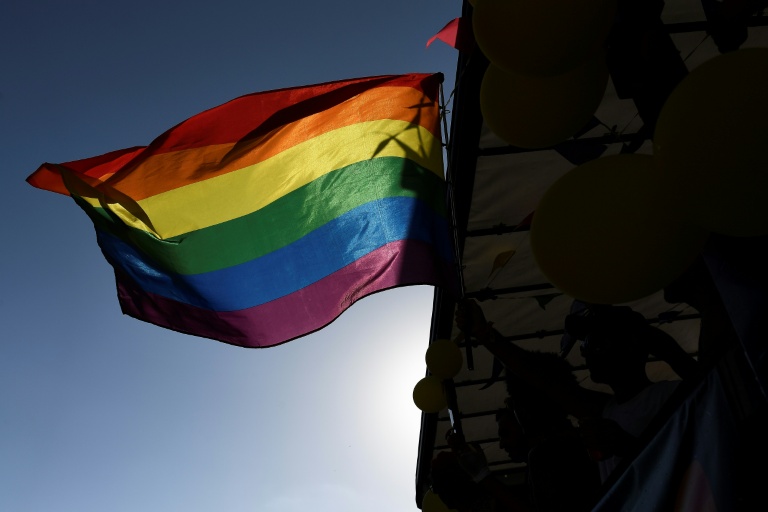 Moqueries, mise à l'écart... : des salariés LGBT+ témoignent d'un climat hostile au travail