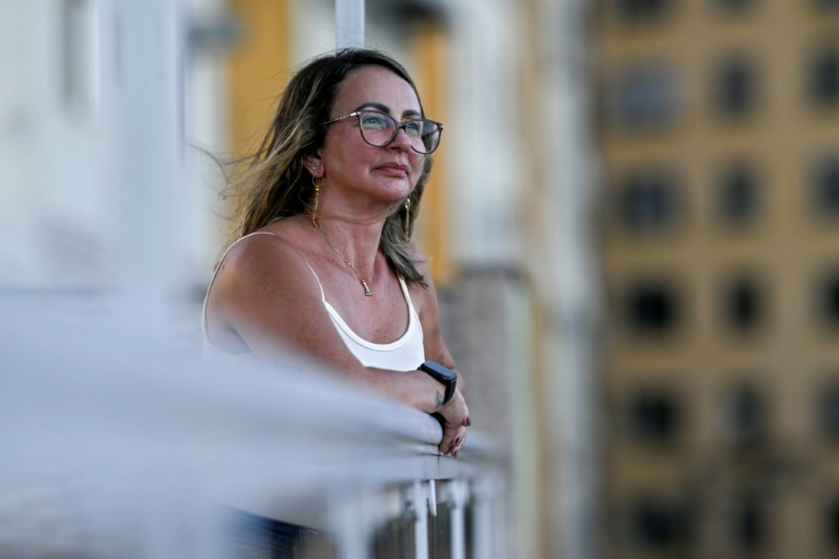 Poignardée pour avoir dit non : quand la misogynie en ligne attise la violence au Brésil
