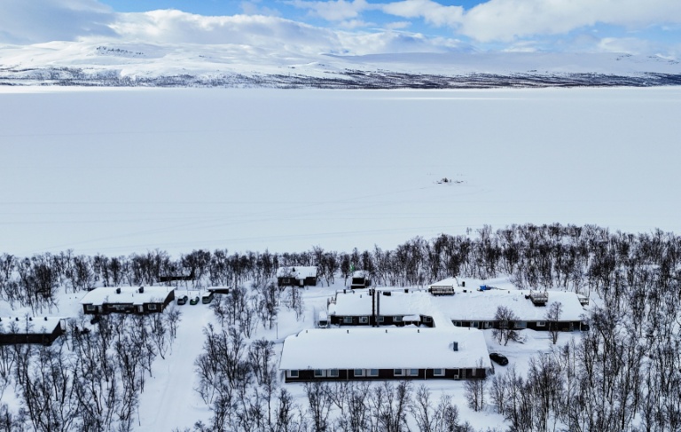 En Finlande, des plongeurs s'entrainent à explorer les eaux polaires