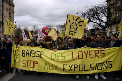 Des manifestants tiennent une banderole de l'association Droit au logement (DAL) à Paris le 19 mars 2017 - CHRISTOPHE SIMON (AFP)