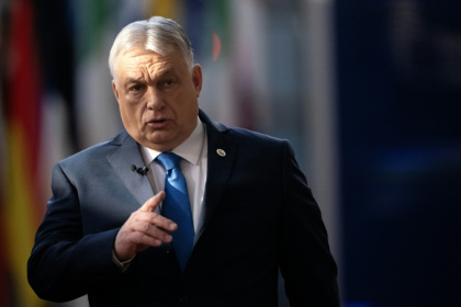 Le Premier ministre hongrois Viktor arrive au sommet des dirigeants européens à Bruxelles, le 19 mars 2026 - JOHN THYS (AFP)