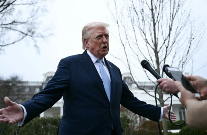Le président américain Donald Trump, le 20 mars 2026 devant la presse à Washington, a annoncé avoir eu des discussions "productives" avec l'Iran sur "une cessation totale des hostilités" - - (AFP)