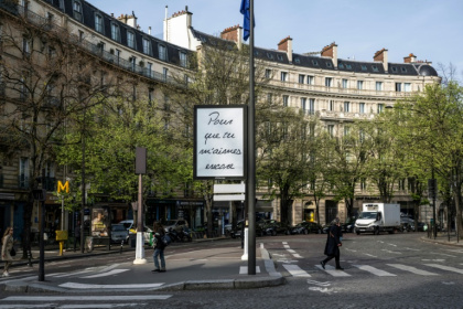 Titre de la chanson "Pour que tu m'aimes encore" chantée par Céline Dion, affiché dans Paris le 23 mars 2026 - Blanca CRUZ (AFP)