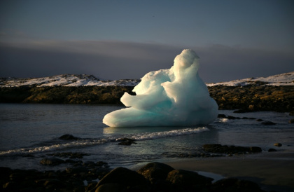 Un bloc de glace sur la rive à Nuuk, au Groenland, le 4 février 2026 - Ina FASSBENDER (AFP)