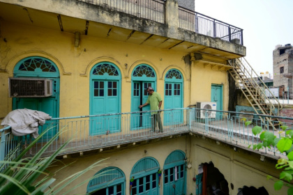 Ashok Mathur, un habitant de la quatrième génération, propriétaire du haveli centenaire Mathur ki Haveli, dans le vieux quartier de Delhi, le 17 mars 2026 en Inde - Shubham KOUL, Jalees ANDRABI (AFP)