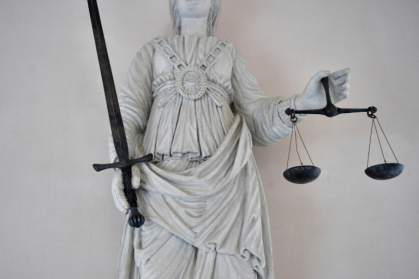 Onze personnes sont jugées à partir de jeudi devant le tribunal correctionnel de Paris, soupçonnées d'appartenir à un réseau de faux conseillers bancaires qui aurait subtilisé près de 740.000 euros à une centaine de victimes - LOIC VENANCE (AFP)