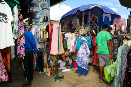 Des clients au marché couvert de Mamoudzou à Mayotte, le 1er mai 2022 - Ali AL-DAHER (AFP)