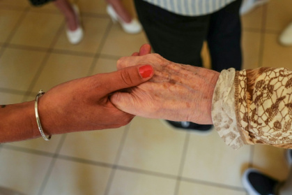 A l'heure où le tsunami démographique se rapproche -le nombre de Français de 75 à 84 ans va augmenter de 50% entre 2020 et 2030- les accompagnants de personnes âgées font figure de perles rares - VALERY HACHE (AFP)